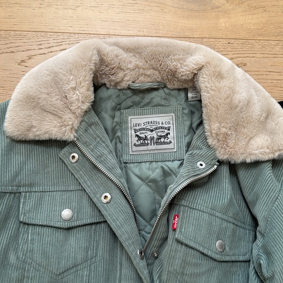 Corduroy Levi’s bomber w Faux Fur - Picture 2 of 4